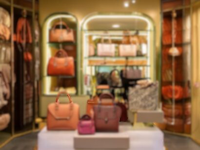 Firefly ショーケースがあり品数少なめな高級ブランドバック店 35500
