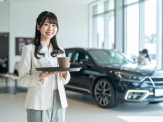 Firefly 日本人20代女性、車のショールームでお客さまにコーヒーをだしているところ 237631