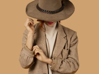 monokurono-fu-zhuangtehosuwototteiru-nu-xing